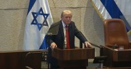 “¡Echen a este hombre!”. Interrumpieron el discurso de Trump en el parlamento israelí