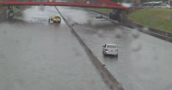 Un taxista se descompensó y murió en medio de las inundaciones