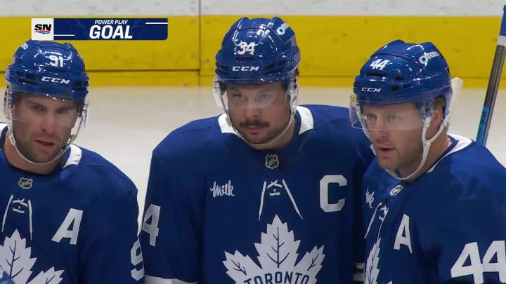 Matthews castiga en Power Play