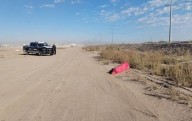 Abandonan cadáver envuelto en plástico rosa