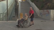 Los vecinos de Horta-Guinardó exigen una solución tras romperse un ascensor que les obliga a subir 164 escaleras