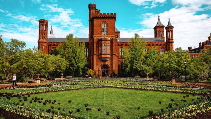 Smithsonian Museums Finally Buckle And Close To The Public As U.S. Government Shutdown Nears Its Third Week