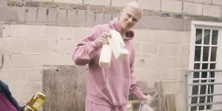 “Bebo leche cruda, es un súper alimento”: la revelación de Erling Haaland que abrió el debate en Inglaterra