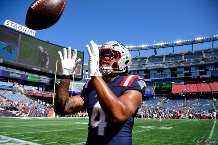 Patriots RB Antonio Gibson (knee) exits vs. Bills