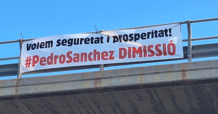 'Pedro Sánchez dimisión', la pancarta que sorprende a los conductores en una autopista de Mallorca