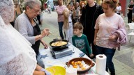 Gran éxito en el reparto gratuito de buñuelos en la calle dels Oms de Palma