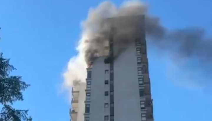 Con peligro de propagación: incendio afecta a departamento en edificio del centro de Santiago