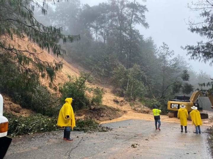 Restablecen conectividad en carreteras de Veracruz