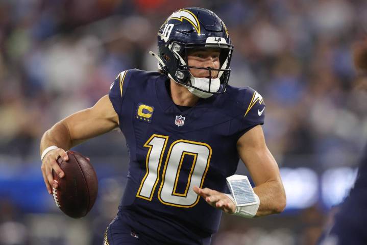 Justin Herbert y Kimani Vidal llevan a los Chargers a la victoria 37