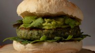 El Parlamento Europeo prohibió llamar "salchichas" y "hamburguesas" a productos de origen vegetal