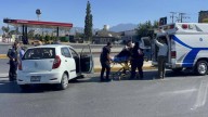 Saltillo: Vehículo se impacta por llanta ponchada; dos personas de la tercera edad resultan lesionadas