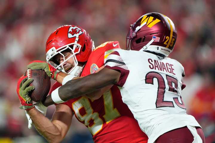 Chiefs vencen 28-7 a Commanders en el cierre de la Semana 8