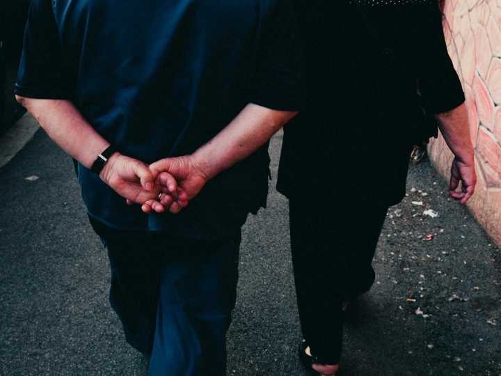 Qué significa caminar con las manos en la espalda, según la psicología