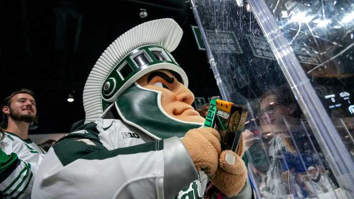 College hockey rankings top 3 teams all from Michigan