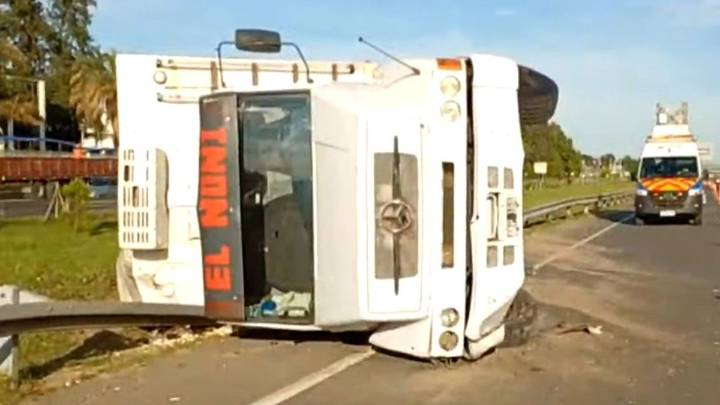Impresionante choque y vuelco de un camión en la autopista del Oeste: el chofer salió despedido