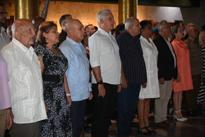 Entregan en Cuba reconocimiento post morten a Eduardo Torres Cuevas