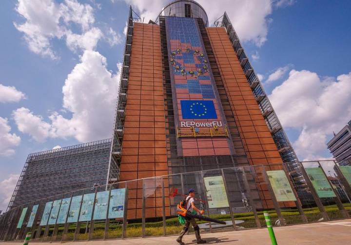 Bruselas abre un procedimiento de infracción a España por multar a las aerolíeneas que cobran el equipaje de mano