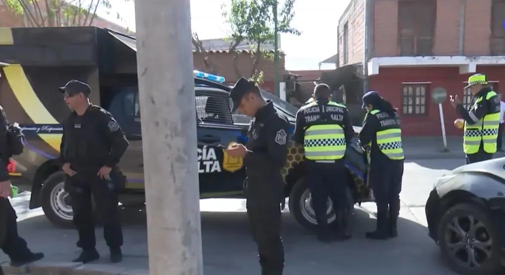 Cables arrancados, un patrullero en contramano y un choque, todo en B° Morosini