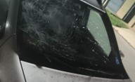 Dañó dos vehículos tras molestar a su ex