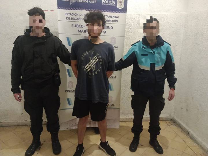 Pateó dos motos durante una pelea callejera y quedó detenido