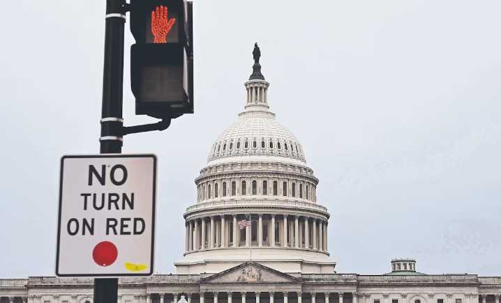 Administración Trump amenaza con no pagar salarios atrasados a trabajadores federales durante cierre de gobierno