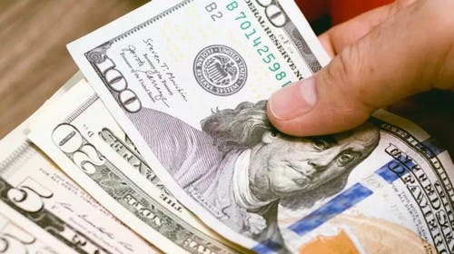 Subió el dólar y se acercó al número que le gusta a Caputo