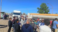 Vecinos de Balsa Las Perlas bloquearon el acceso a Neuquén en reclamo por la falta de agua potable
