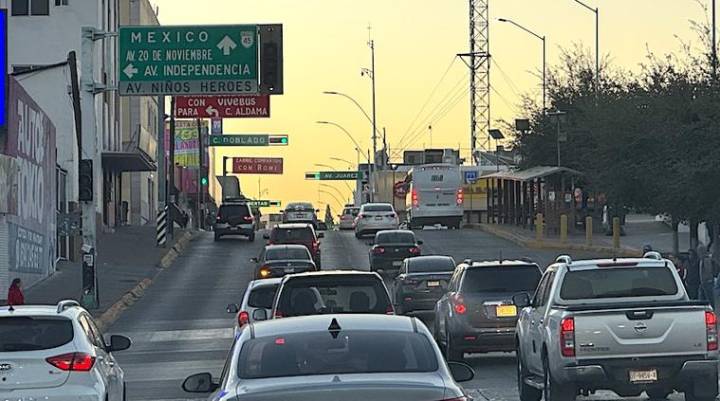 Falla semáforo y causa conato de choques en la Niños Héroes