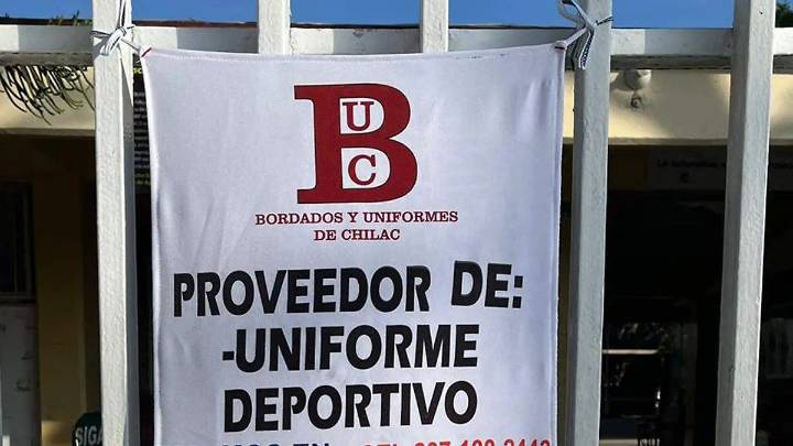 Denuncian padres de secundaria en Tehuacán que son obligados a comprar uniformes a un solo proveedor