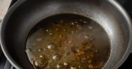 ¿Aceite quemado en tu sartén? La solución está en tu despensa: vinagre blanco
