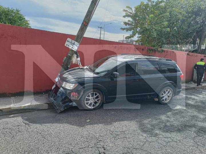 CONDUCÍA COMO SI NADA Y CHOCÓ DERRIBANDO UN POSTE EN XALISCO