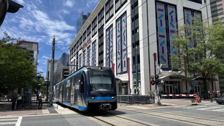 Charlotte decide si aumenta 1 % impuestos para financiar transporte público