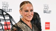 Sarah Jessica Parker eligió un extravagante vestido con alas gigantes para la gala del ballet de Nueva York
