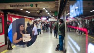 "Hablar puede salvarte la vida": La joven que se viralizó tras pararse con un cartel en el Metro para prevenir el suicidio