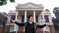 Shah Rukh fan asks for a room in Mannat, King Khan replies: “Main Toh Bhaade Pe Reh Raha Hoon!”