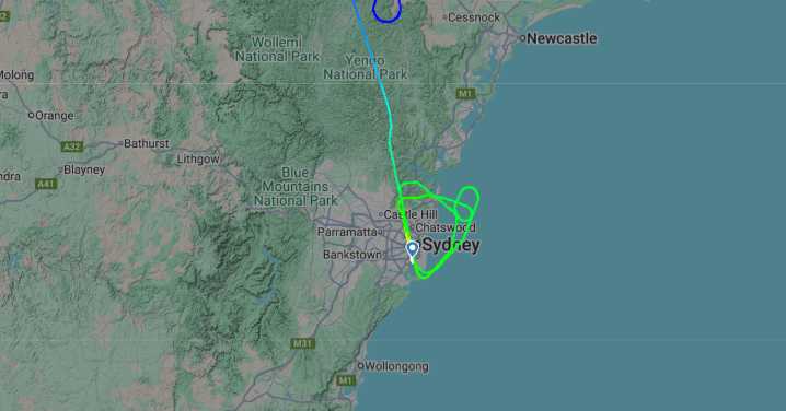 Flight VA16: Virgin Australia flight makes delayed landing in Sydney after bad weather and technical issue aborts landing twice