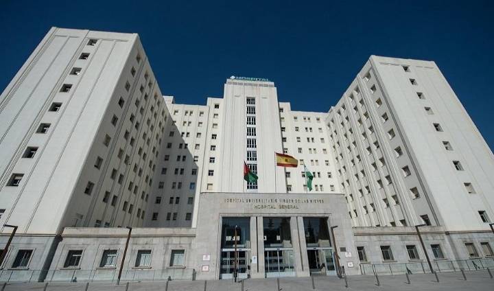Cinco personas evacuadas al hospital de Granada por inhalación de humo