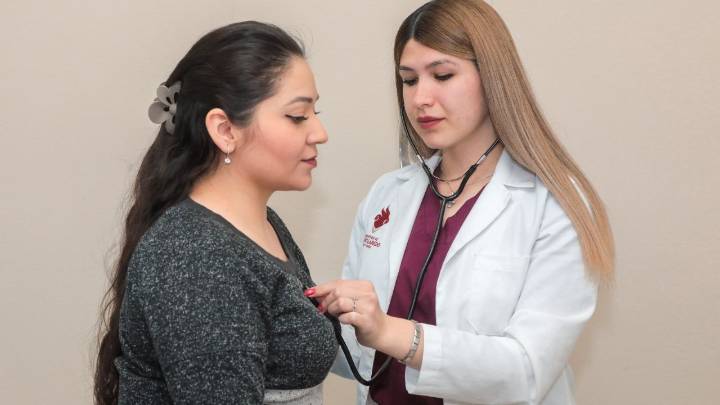 Clínicas UNE hacen un llamado a mujeres; realizan campaña para detectar cáncer de mama