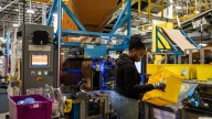 Amazon planea sustituir más de 500 mil empleos con robots