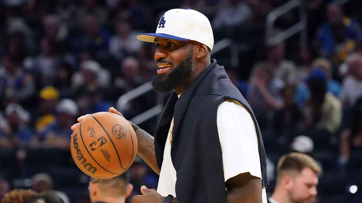 Fan suing LeBron James threatens serving subpoena at Lakers game he plays in