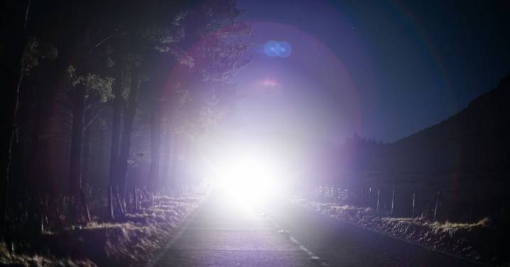 Drivers who use dipped headlights issued warning amid 'dazzle' concerns