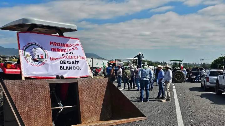 Bloquean carreteras en tres tramos, no se moverán hasta obtener respuesta de la Sader