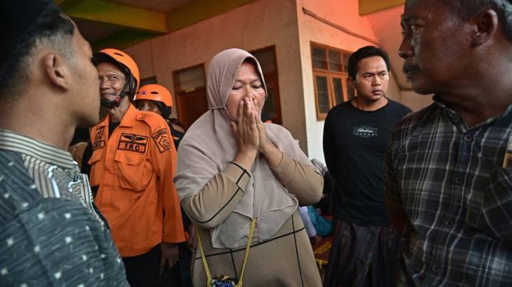 El horror de la escuela en Indonesia: ya son 14 los muertos y hay 49 personas desaparecidas