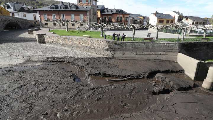 Preocupación por el suministro de agua en Galicia en las zonas quemadas: "El Sil baja chocolate puro"