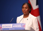 Los 'tories' británicos copian las políticas de Farage en un intento de evitar la extinción