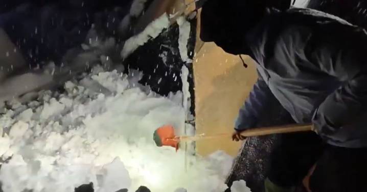 Mount Everest Snowstorm Traps Hundreds of Trekkers on Trails