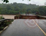 Creciente arrasó con puente y quedó incomunicado la carretera Atlapexco