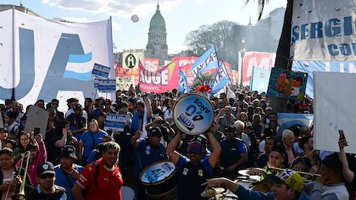 Docentes universitarios realizan un paro nacional por la ley de financiamiento