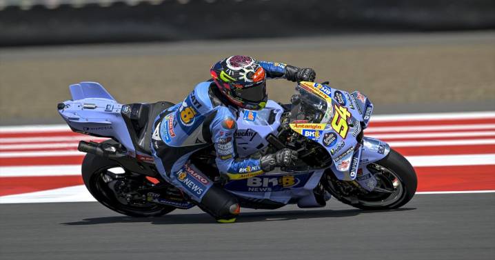 Fermín Aldeguer consigue su primera victoria en MotoGP con un recital y Márquez acaba por los suelos