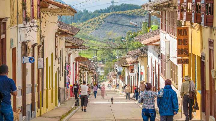 No son Jardín ni Jericó: dos pueblos antioqueños que destacan por sus calles, plazas y fachadas de antaño